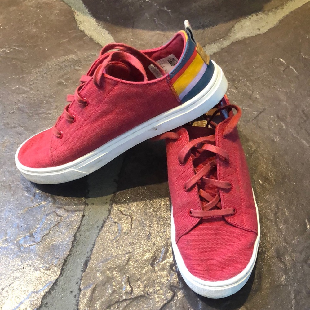 Almost NEW Brick Red Toms Size 4.5